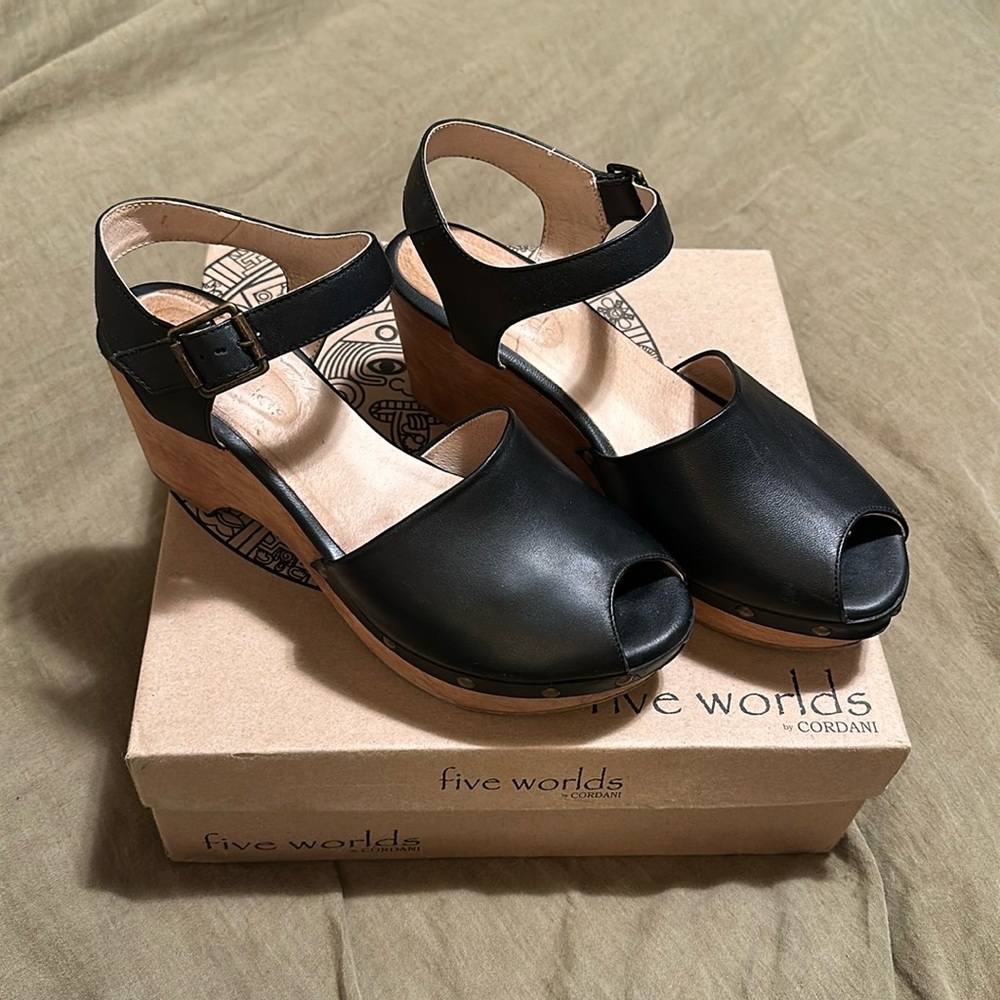 Five worlds-  Cordani. Zeda- black leather
